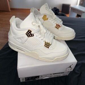 Air Jordan 4 metallic gold